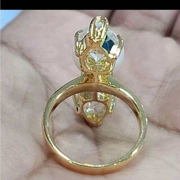 Goldtone Pearl & Simulated Diamond Three Stone Ring NWOT - Picture 4 of 5